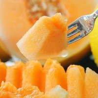 甘肅民勤蜜瓜黃河蜜金紅寶甜瓜新鮮當(dāng)季水果哈密瓜現(xiàn)摘整箱包郵